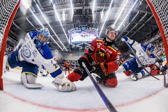 Leksands målvakt Filip Larsson och Luleås Pontus