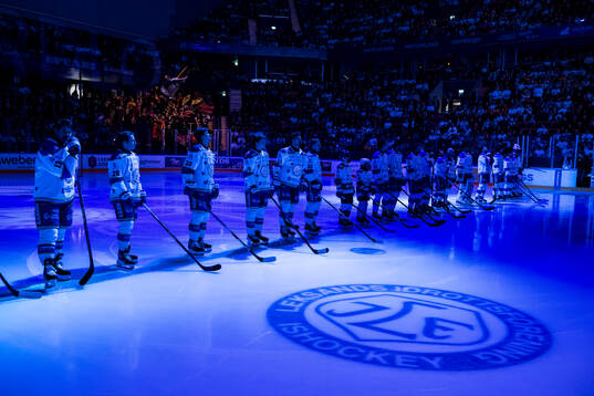 Leksands spelarna uppställda för tyst minut innan