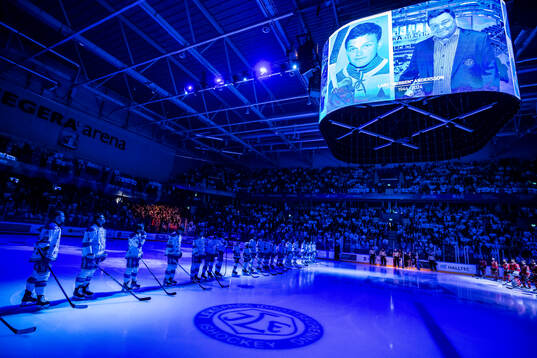 Leksands spelarna uppställda för tyst minut innan