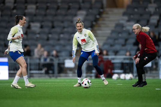 Kosovare Asllani, Nathalie Björn and Assistant coach