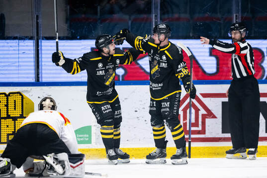AIKs Zion Nybeck och Oskar Magnusson jublar