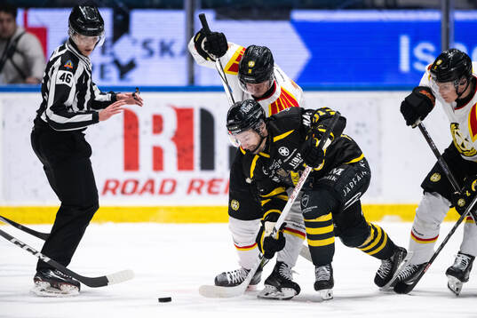 Brynäs Linus Ölund och AIKs Gerry Fitzgerald