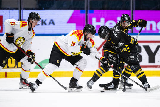 Brynäs Kasper Larsen och Simon Bertilsson mot AIKs Daniel