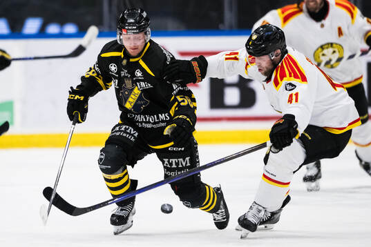 AIKs Oskar Magnusson och Brynäs Greg Scott