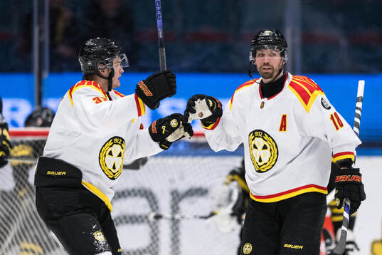 Brynäs Simon Robertsson och Anton Rödin jublar
