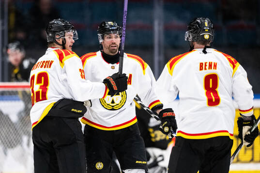 Brynäs Anton Rödin jublar med Simon Robertsson och Jordie