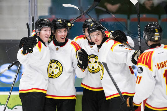 Brynäs Noel Nordh jublar med lagkamrater