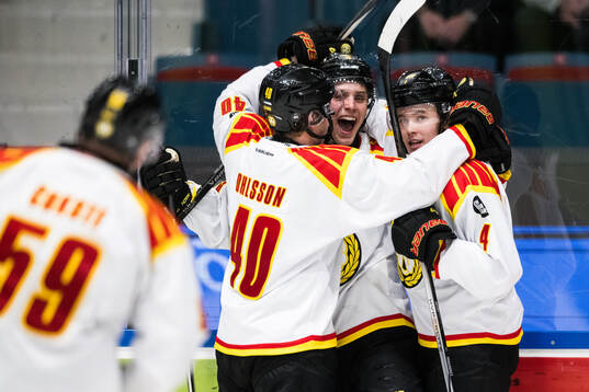 Brynäs Noel Nordh, Anton Ohlsson och Theo Lindstein jublar