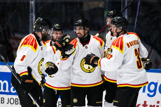 Brynäs Tyler Vesel jublar med lagkamrater
