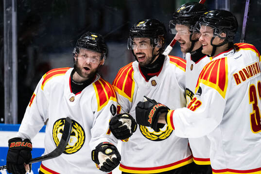 Brynäs Tyler Vesel jublar med Chad Billins, Miks Indrasis