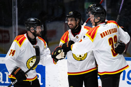 Brynäs Tyler Vesel jublar med Chad Billins och Simon