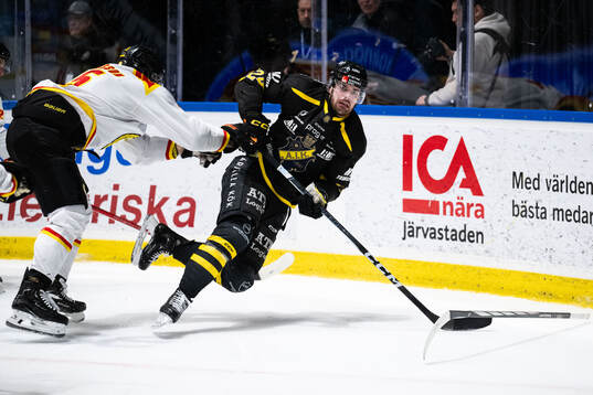 Brynäs Simon Bertilsson och AIKs Arvid Degerstedt