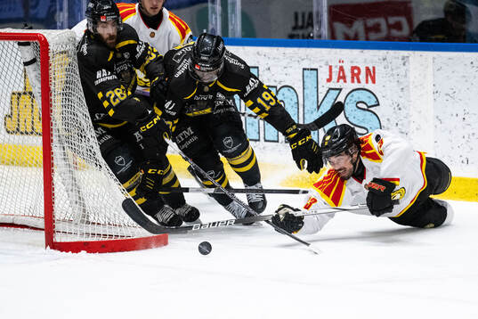AIKs Mathew Maione och Daniel Muzito-Bagenda mot Brynäs