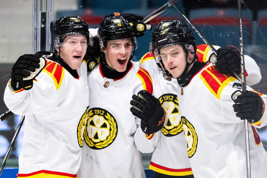 Brynäs Noel Nordh jublar med Anton Ohlsson, Theo Lindstein