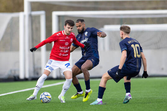 Trelleborgs Armin Culum och Halmstads Phil Ofosu-Ayeh