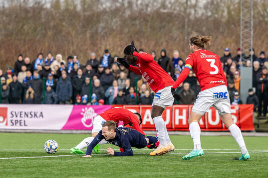 Halmstads Gisli Eyjolfsson går omkull