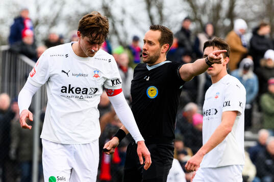 Helsingborgs Thomas Pauck Rogne och Domare Victor Wolf