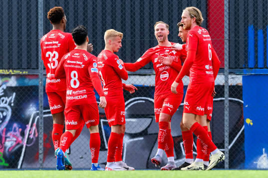 Värnamos Gustav Engvall och Kenan Bilalovic jublar med