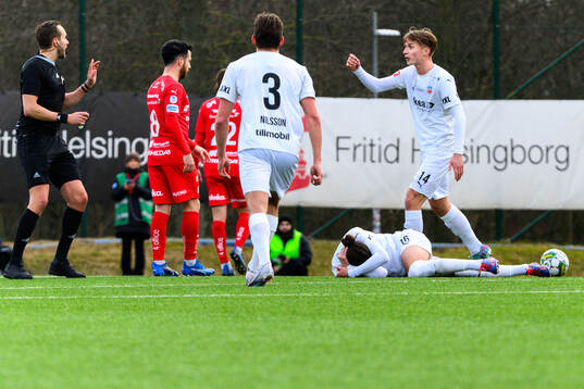 Helsingborgs Lukas Kjellnäs samtidigt som Ervin Gigovic