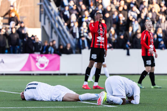 Djurgårdens Deniz Hummet  och Felix Va har ont