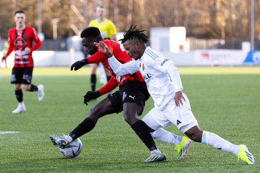 Nordic Uniteds Emmanuel Swedi och Djurgårdens Felix Va