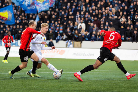 Djurgårdens Lucas Bergvall mot Nordic Uniteds Oskar Alvers