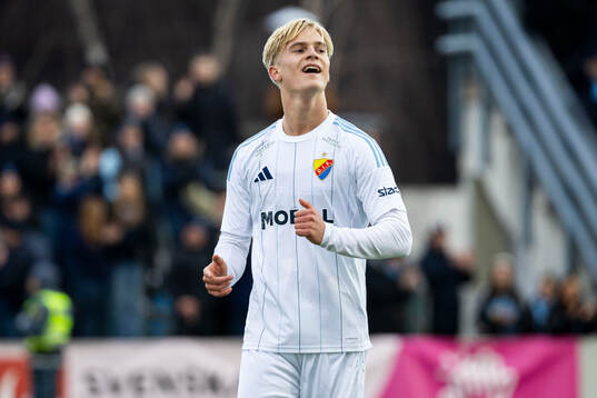 Djurgårdens Lucas Bergvall jublar 0-2 målet