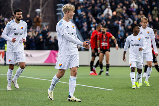 Djurgårdens Lucas Bergvall jublar 0-2 målet
