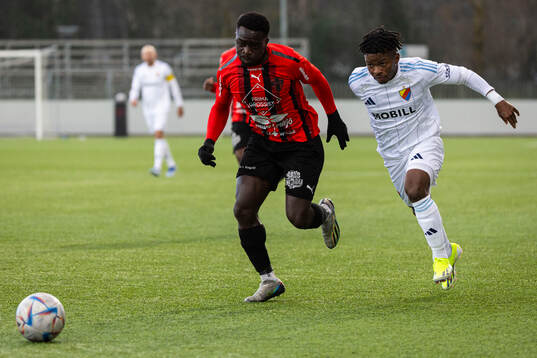 Djurgårdens Felix Va och Nordic Uniteds Emmanuel Swedi