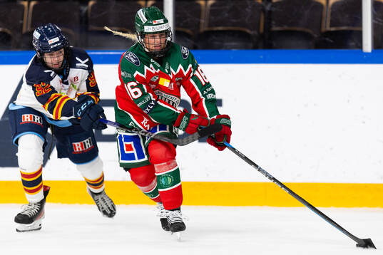Djurgårdens Ellen Laurence och Frölundas Jennifer Carlsson