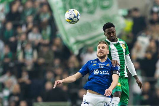 GIF Sundsvalls Pontus Engblom i en nickduell med Hammarbys
