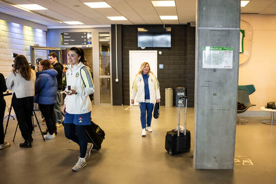 goalkeeper Zecira Musovic and Team manager Marika Domanski