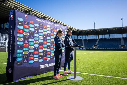 Maren Nævdal Mjelde and Head coach Gemma Grainger of the