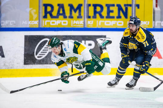 Björklövens Scott Pooley och Södertäljes Dominic Turgeon