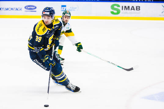 Södertäljes Stelio Mattheos zunder ishockeymatchen i