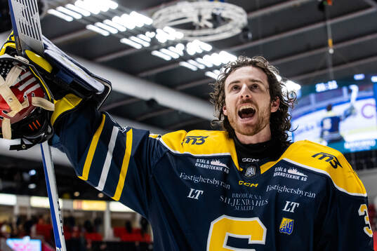 Södertäljes målvakt Tomas Sholl jublar