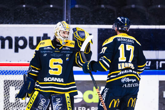 Södertäljes målvakt Tomas Sholl och Amil Krupic jublar