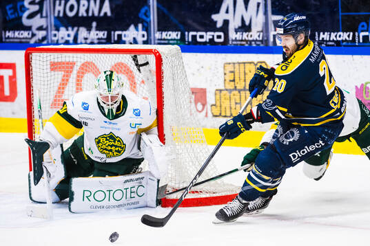 Södertäljes Marcus Eriksson och Björklövens målvakt