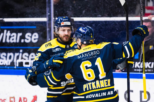Södertäljes Christopher Liljewall jublar med Miikka