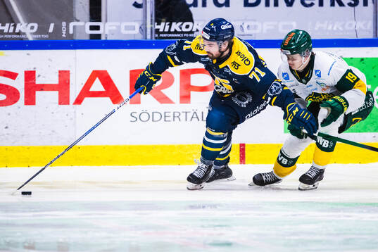 Södertäljes Dominic Turgeon och Björklövens Liam Dower