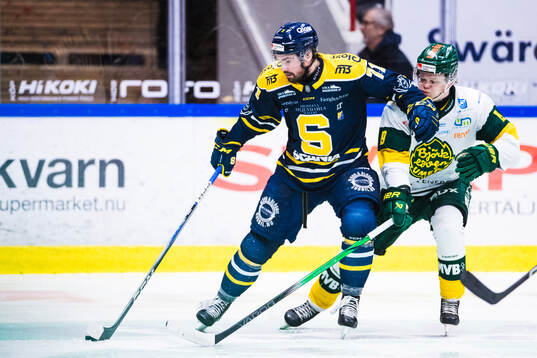 Södertäljes Dominic Turgeon och Björklövens Liam Dower