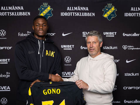 Emmanuel Gono och AIK sportchef Thomas Berntsen