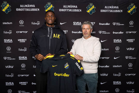 Emmanuel Gono och AIK sportchef Thomas Berntsen