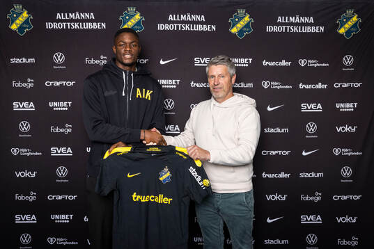 Emmanuel Gono och AIK sportchef Thomas Berntsen