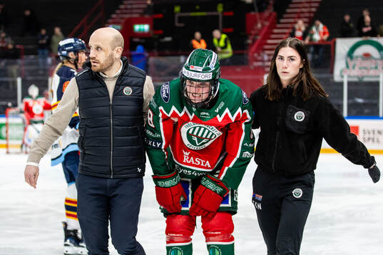 Frölundas Lindsay Agnew får hjälp av isen