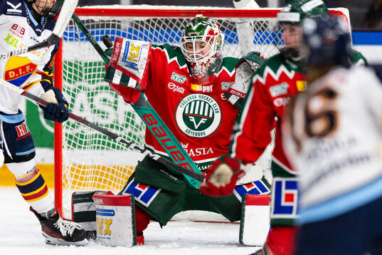 Frölundas målvakt Stephanie Neatby räddar ett skott