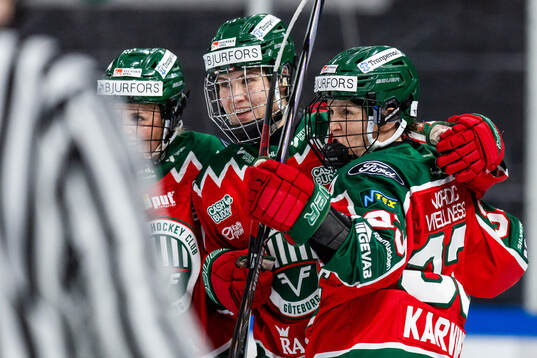 Frölundas Michelle Karvinen jublar med lagkamrater
