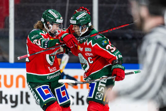 Frölundas Andrea Dalen och Michelle Karvinen jublar