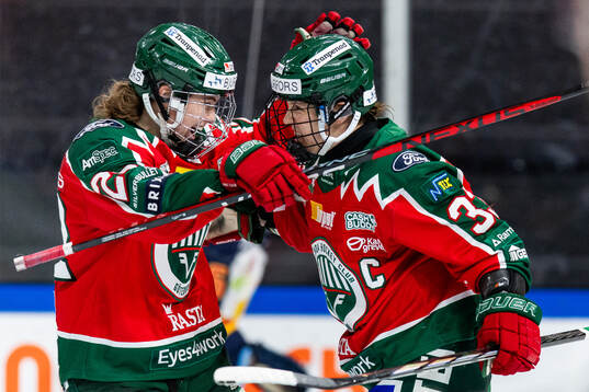 Frölundas Andrea Dalen och Michelle Karvinen jublar