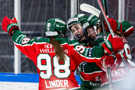 Frölundas Felizia Wikner-Zienkiewicz jublar med lagkamrater
